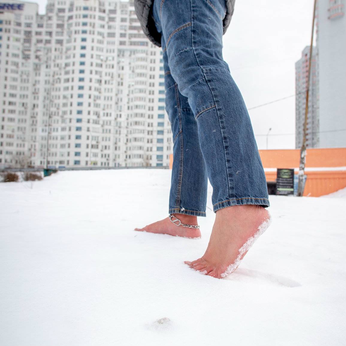 Босые ноги на снегу