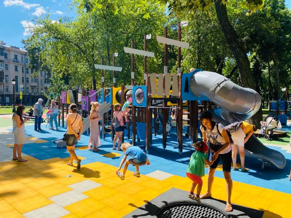 В Мариинском парке реконструировали детскую площадку: смотрите фото до и  после | Журнал Большого Города