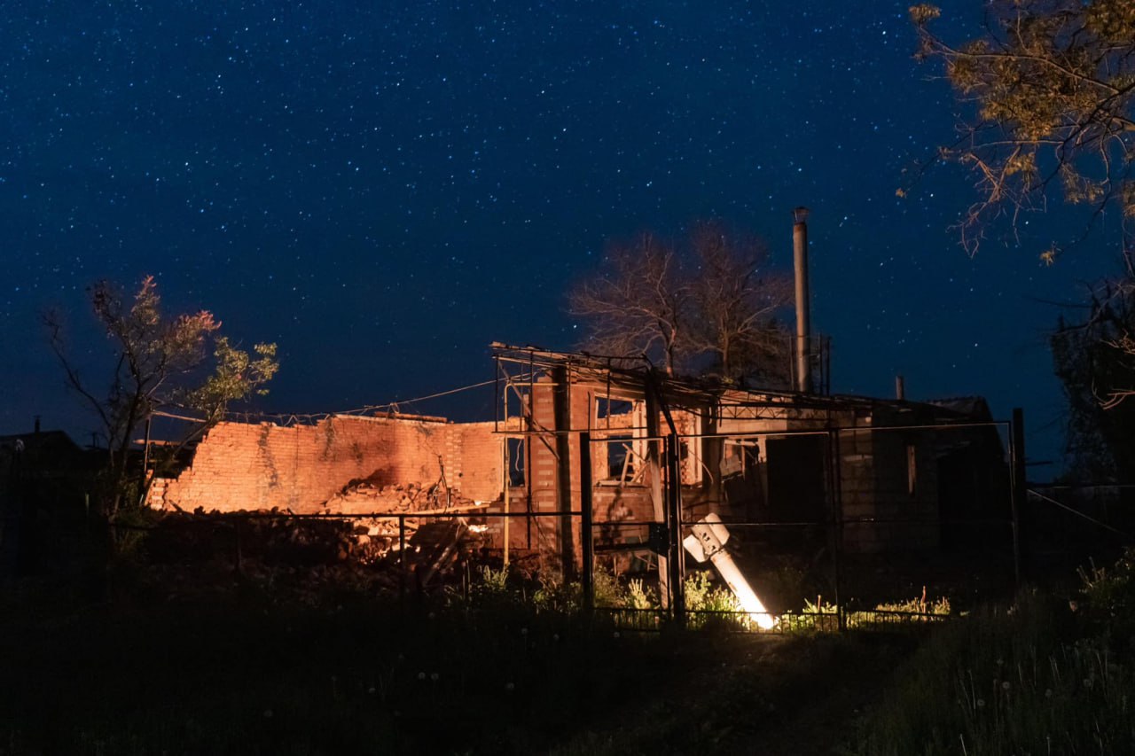 Фотограф выложил фотографии, где подсветил разрушенные россией дома в селе  Довгенькое. | Журнал Большого Города