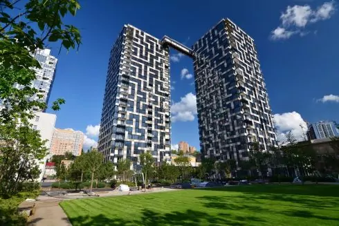 В Киеве на крыше паркинга создали зеленую зону с детской площадкой