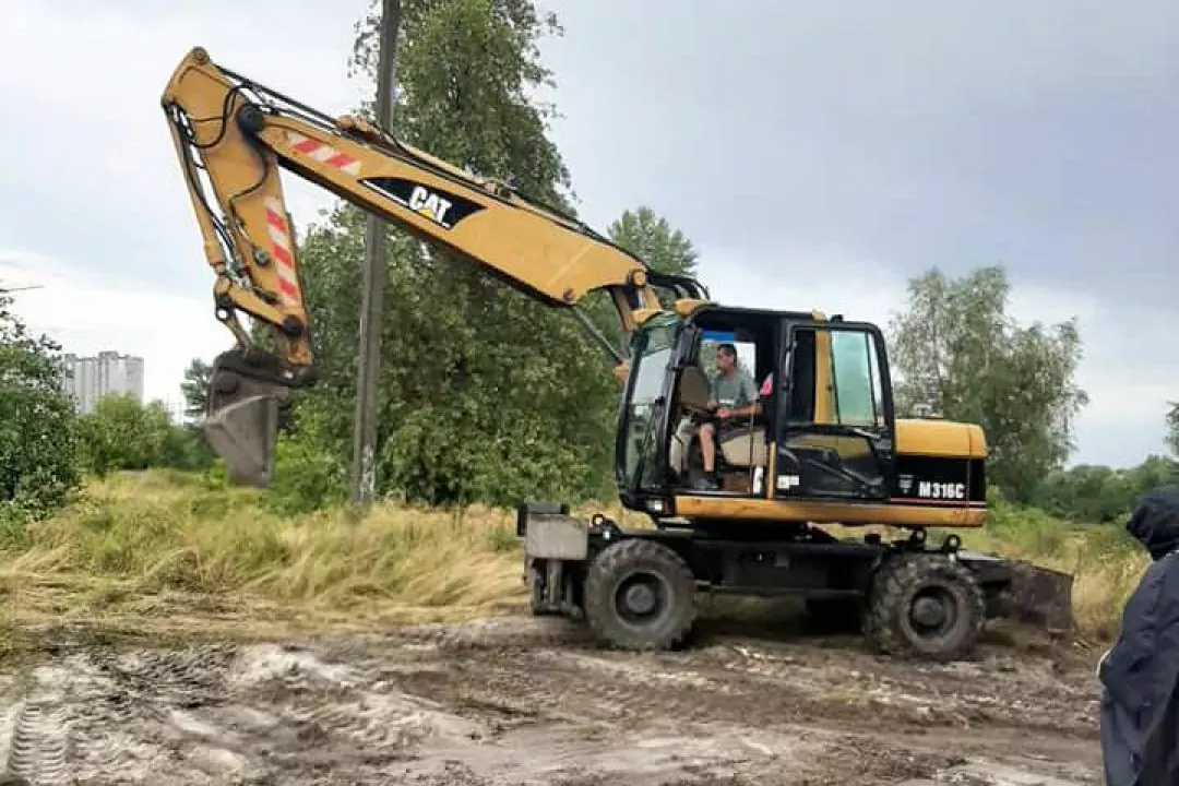 На Осокорках ликвидируют стихийную свалку