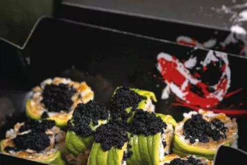 Суши к новогоднему столу: Как заказать сети "Рис & Рыба" для корпоратива или домашнего празднования