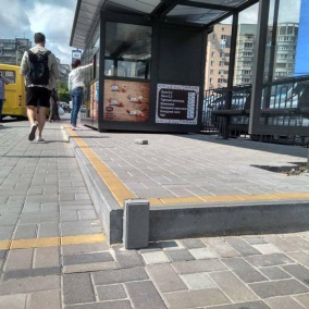 У Києві почали реконструювати зупинки. Вони не інклюзивні