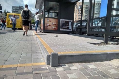 В Киеве начали реконструировать остановки. Они не инклюзивные