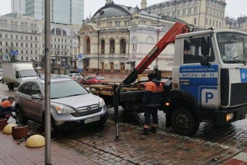 В Киеве начали эвакуировать более 100 автомобилей в день