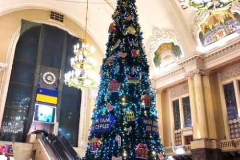 На Центральному залізничному вокзалі в Києві встановили ялинку: як вона виглядає
