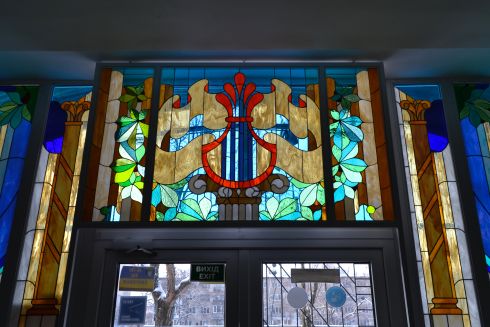 Музична школа в Києві відновила вітраж, який помилково опинився на смітнику