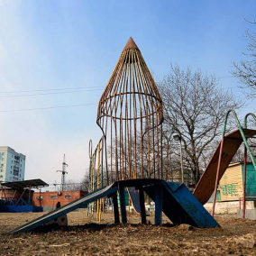 В Киеве демонтируют все детские площадки времен СССР