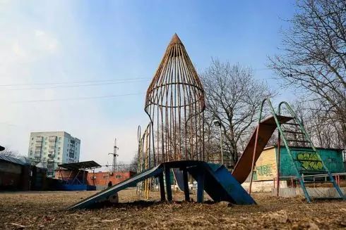 В Киеве демонтируют все детские площадки времен СССР