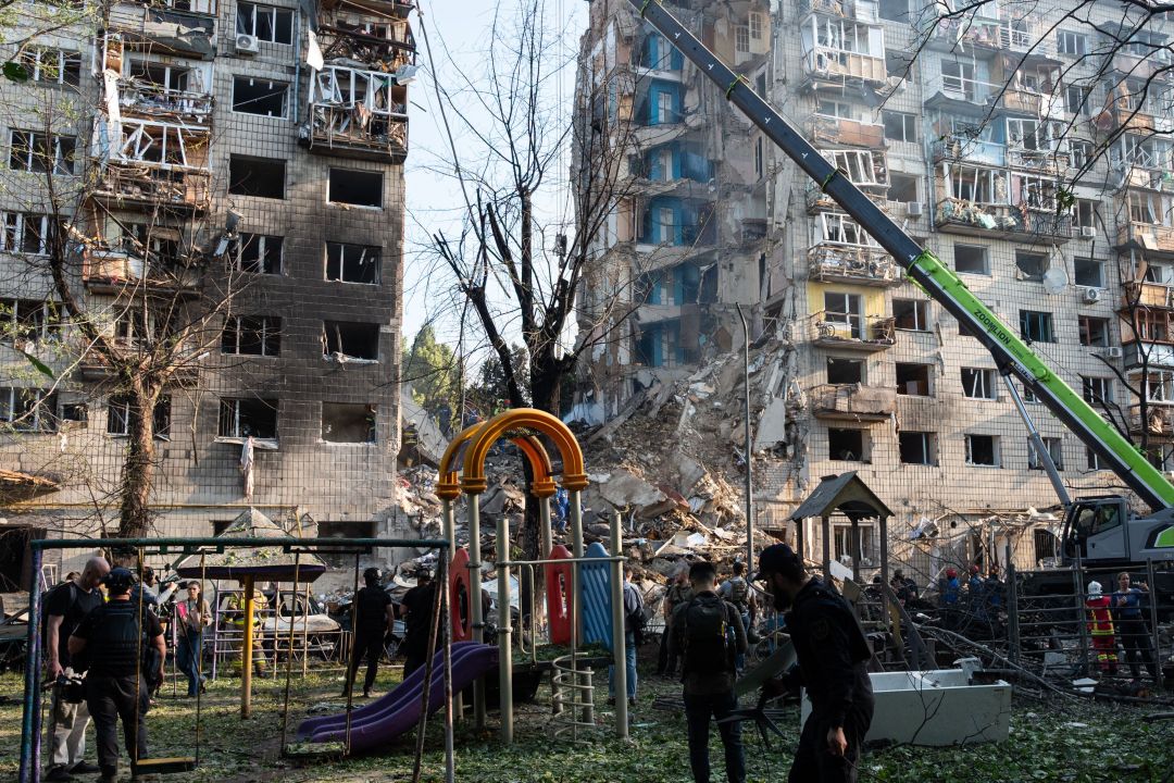 Київ зазнав масованого обстрілу: понад 20 загиблих, зруйновано під'їзд багатоповерхівки (оновлено)