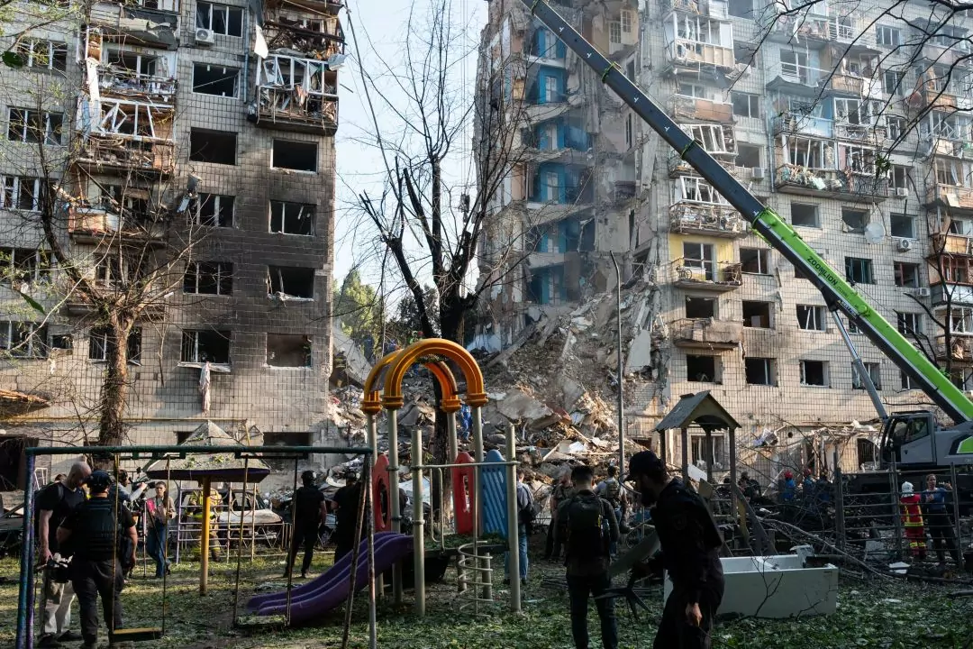 Київ зазнав масованого обстрілу: понад 20 загиблих, зруйновано під'їзд багатоповерхівки (оновлено)