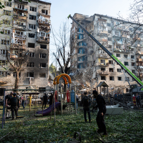 Київ зазнав масованого обстрілу: 15 загиблих, зруйновано під'їзд багатоповерхівки (оновлено)