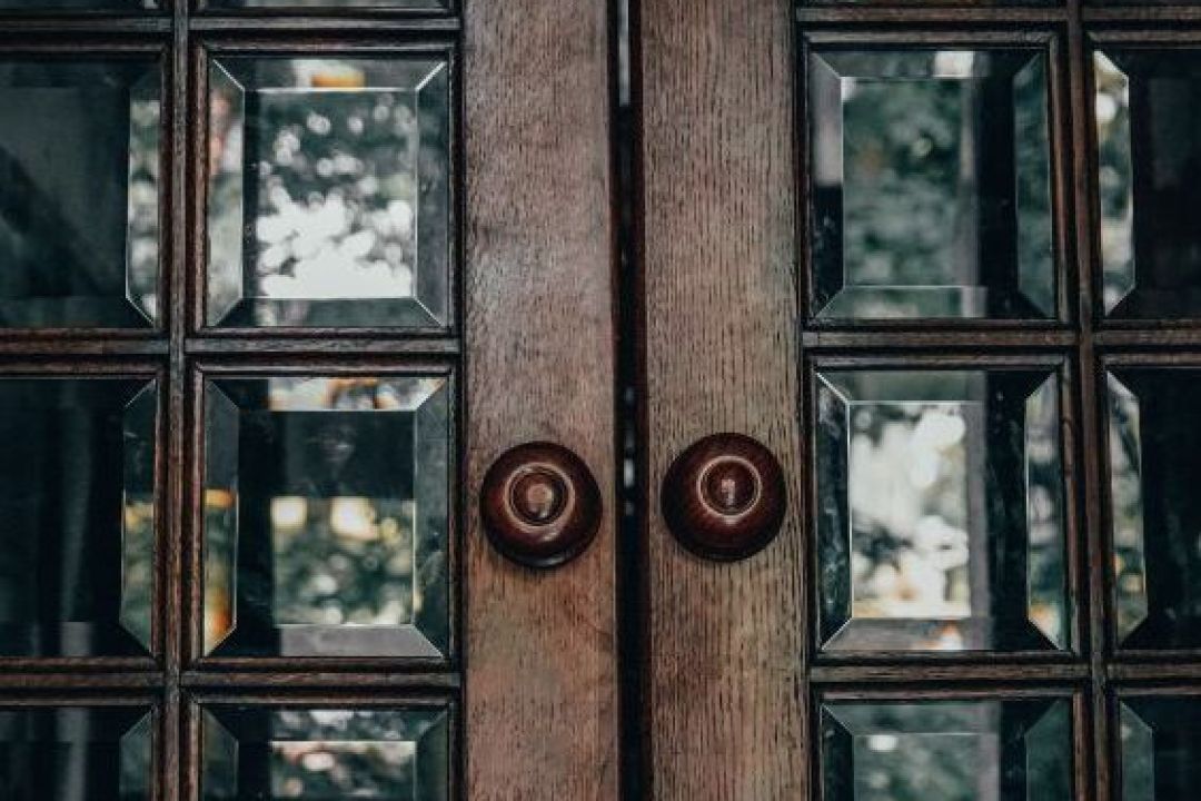 Дивіться, як біля Стрийського парку у Львові відреставрували історичні двері-віяло