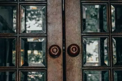 Дивіться, як біля Стрийського парку у Львові відреставрували історичні двері-віяло