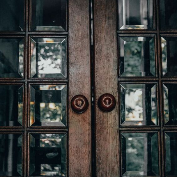 Дивіться, як біля Стрийського парку у Львові відреставрували історичні двері-віяло