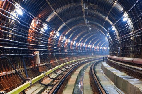 "Київський метрополітен" судиться через будівлю на Подолі, яка "заважає" будівництву метро на Троєщину