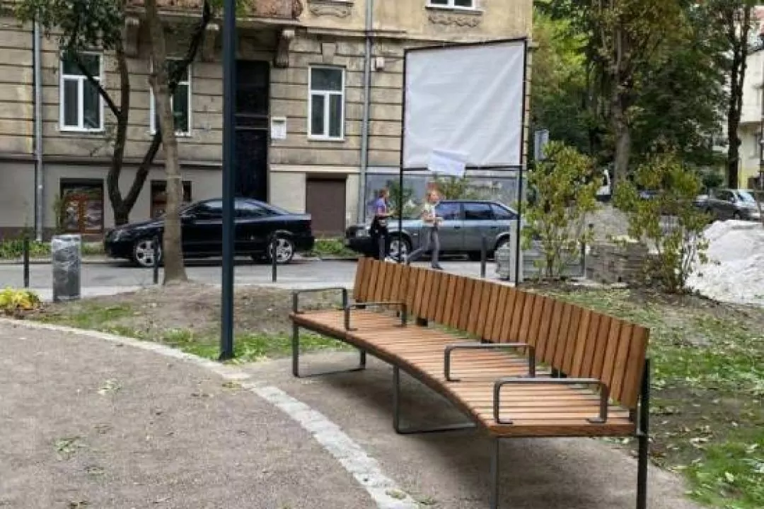 У Львові біля військового госпіталю облаштували сквер: фото