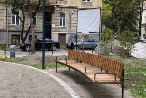 У Львові біля військового госпіталю облаштували сквер: фото