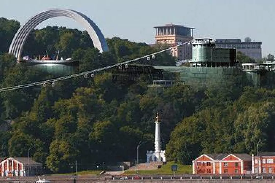 Компанія, яка звела ТЦ &laquo;Атмосфера&raquo;, розробляла дизайн комплексу під мостом