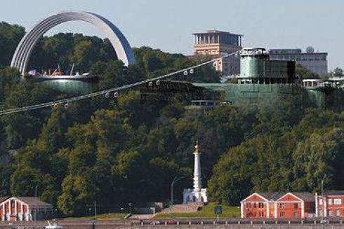 Компания, построившая ТЦ «Атмосфера», разработала дизайн комплекса под мостом