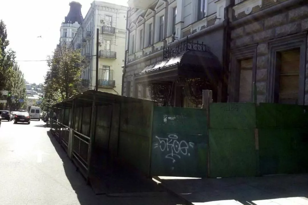 На бульварі Шевченка приберуть паркан, що стояв там 7 років
