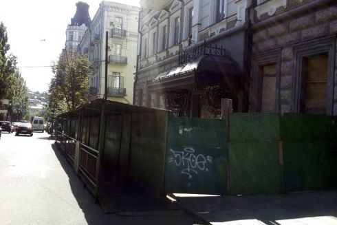 На бульварі Шевченка приберуть паркан, що стояв там 7 років