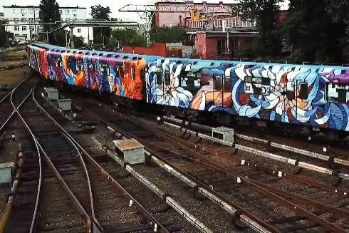 На червоній гілці метро з'явився потяг-мурал