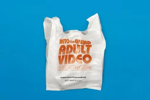 Магазин випустив пакети зі смішними написами, закликавши обирати сумки