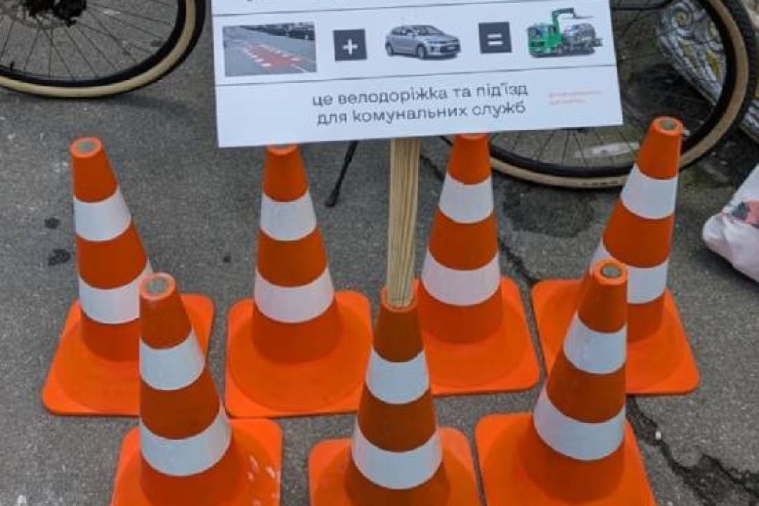 Активісти захистили велосипедну доріжку на Липинського від незаконного паркування: як саме