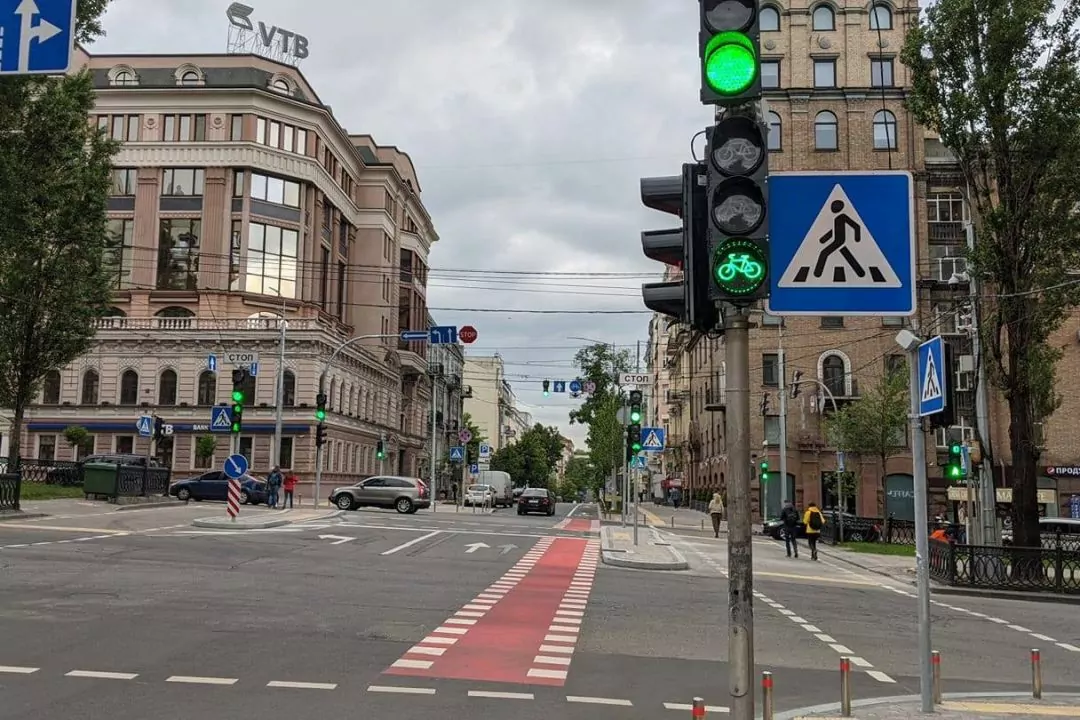 На Пушкинской установили первые в Киеве велосипедные светофоры