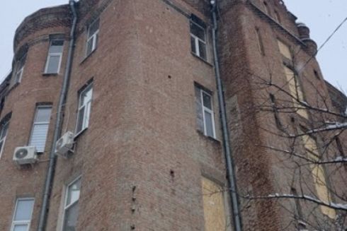 Харків'яни власним коштом реставрують двері й вікна пам’ятки, яка постраждала через обстріли рф