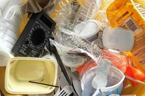 В Одессе хотят сделать тротуарную плитку из пластика, который не принимают на переработку