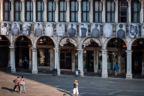 Головну площу Венеції прикрасили 100 портретами мігрантів