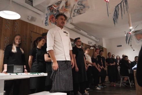 Свічки, генератори та спеціальні меню: Як ресторани Києва працюють за відключень світла