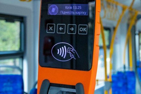 В 2022 году в наземном транспорте Киева планируют запустить оплату банковской картой