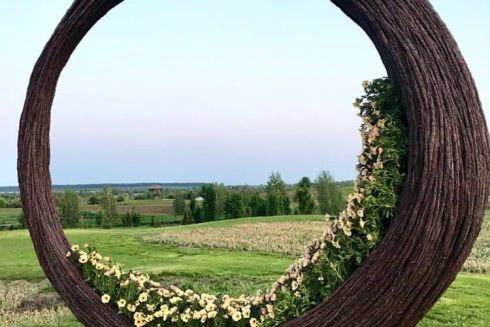 Будет много селфи: под Киевом стартовал фестиваль цветочных арт-объектов