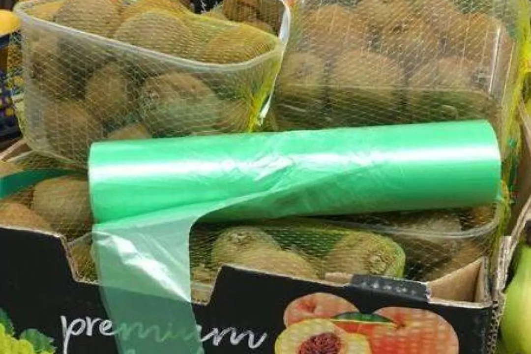 В декабре одноразовые пластиковые пакеты в украинских магазинах станут платными