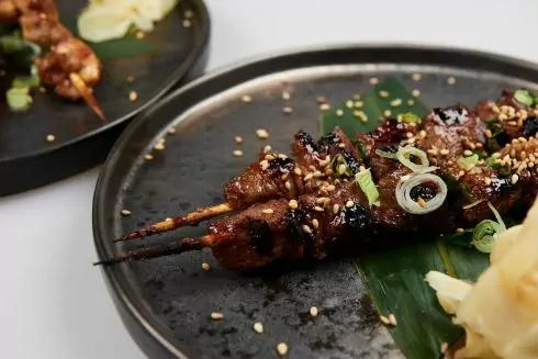 На Жилянской открыли ресторан японской кухни Hakamada Sushi & Bowl