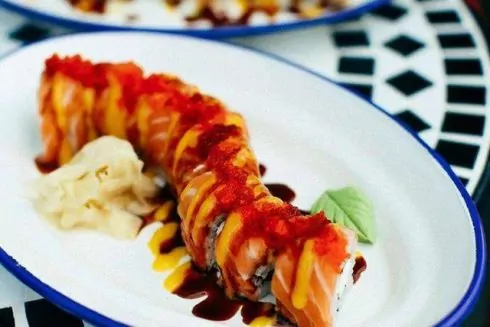 На Позняках открыли Philadelphia roll&bowl от Дмитрия Борисова