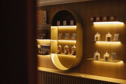 Кава, вино та свічки: на Льва Толстого відкрився заклад 3 в 1