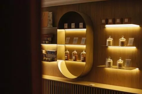 Кава, вино та свічки: на Льва Толстого відкрився заклад 3 в 1