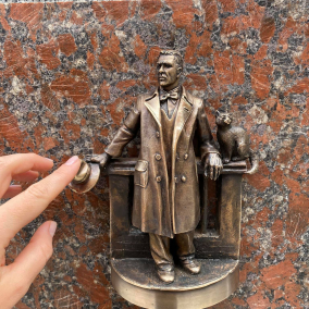 «Шукай!»: на Воздвиженке в Киеве появилась мини-скульптура Булгакова