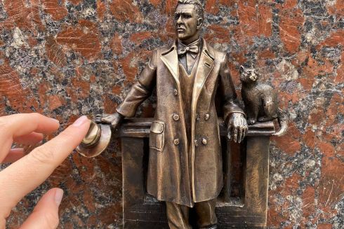 «Шукай!»: На Воздвиженці в Києві з'явилася мініскульптура Булгакова