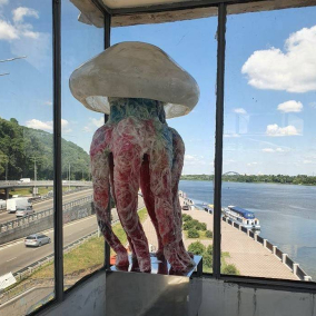 Медуза в метро: на станции «Дніпро» появился новый арт-объект
