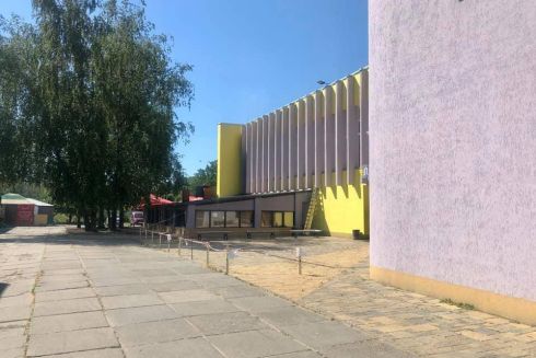 Скульптурные динозавры: возле кинотеатра «Лейпциг» демонтируют МАФы