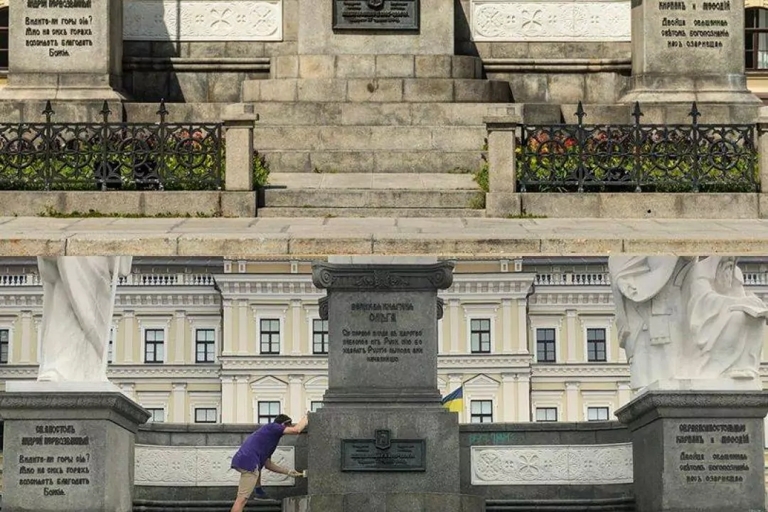 Группа активистов отмыла памятник княгине Ольге на Михайловской площади