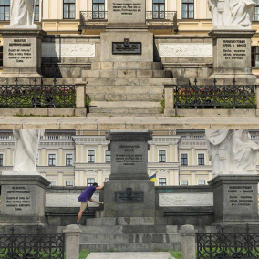 Группа активистов отмыла памятник княгине Ольге на Михайловской площади
