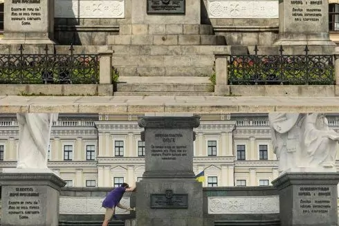Група активістів відмила пам'ятник княгині Ользі на Михайлівській площі