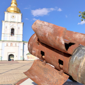 На Михайлівській площі відкрилася експозиція "Алея незламних міст": фото