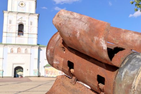 На Михайлівській площі відкрилася експозиція "Алея незламних міст": фото